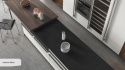 Czarny blat kuchenny Keralini Absolute Black Fullbody w nowoczesnej kuchni
