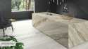 Wyspa kuchenna z Keralini Breccia Stone Beige naturale w ciemnej kuchni