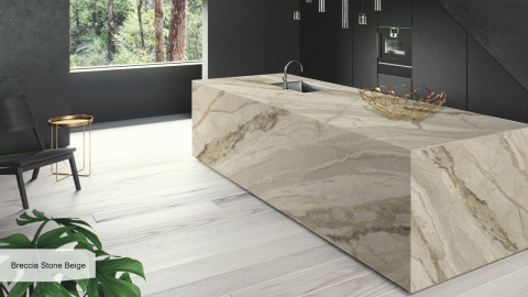 Wyspa kuchenna z Keralini Breccia Stone Beige naturale w ciemnej kuchni