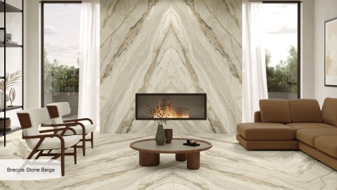 Salon z kominkiem i okładziną Keralini Breccia Stone Beige w układzie bookmatch