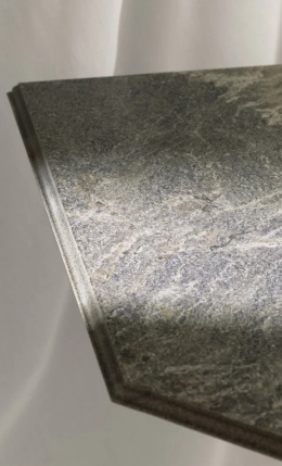 Detal SapienStone Jatoba Brown 4D Top Lapped z ciemną mineralną powierzchnią i profilowaną krawędzią