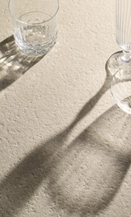 Detal blatu SapienStone Luna Limestone Structured 12 mm w jasnym naturalnym wykończeniu