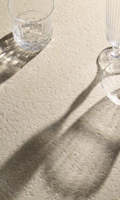 Detal blatu SapienStone Luna Limestone Structured 12 mm w jasnym naturalnym wykończeniu
