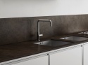 Kuchnia z blatem i okładziną SapienStone Urban Antracite Natural w industrialnym stylu