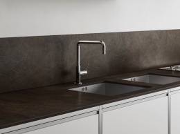 Kuchnia z blatem i okładziną SapienStone Urban Antracite Natural w industrialnym stylu