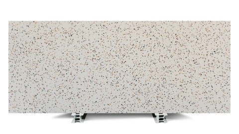 Brachot Terrazzo Sienna honed jasne terrazzo z drobnym grafitowym, beżowym i rudym kruszywem