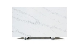 Brachot Unistone Statuario polished jasny konglomerat kwarcowy z szarym marmurowym użyleniem