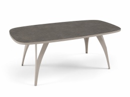 Stolik Aurema z blatem Natural Halifax Oak i czarnym stelażem w jasnym salonie