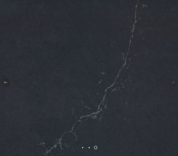 Próbka Silestone Charcoal Soapstone w ciemnym kolorze z delikatnym jasnym użyleniem