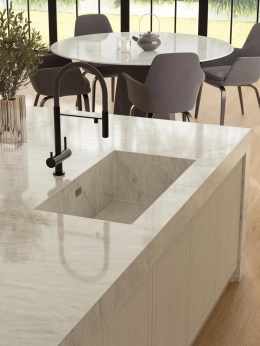 Wyspa kuchenna Atlas Plan Crystal White, jasny spiek kwarcowy z eleganckim połyskiem.