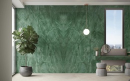 Ściana z Atlas Plan Exotic Green, zielony spiek kwarcowy z eleganckim marmurowym rysunkiem.
