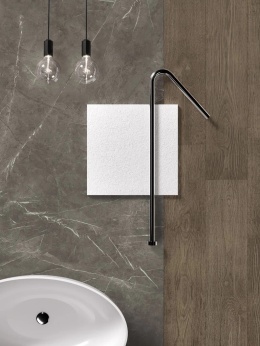 Kompozycja łazienkowa Atlas Plan Grey Stone, szary spiek z drewnem i białą ceramiką.