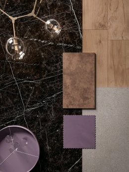 Moodboard Atlas Plan Nero Marquina z drewnem i dodatkami w odcieniach fioletu.