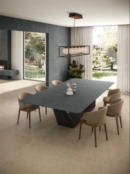 JAdalnia ze stołem i ścianą w Atlas Plan Soapstone Dark Hammered.