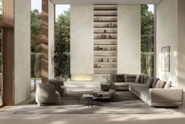 Salon z wysoką ścianą w Atlas Plan Travertino Halo White Hammered i zabudową z kominkiem.