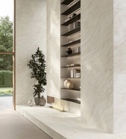 Zabudowa ścienna z Atlas Plan Travertino Halo White Hammered w eleganckim salonie