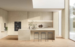 Kuchnia z Atlas Plan Travertino Navona White Hammered na wyspie, ścianie i zabudowie.