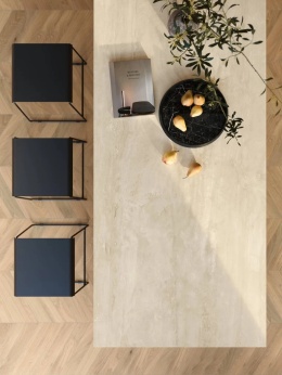 Blat z Atlas Plan Travertino Navona White Hammered w kuchni z drewnianą podłogą.