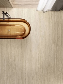 Wanna wolnostojąca przy Atlas Plan Travertino Romano Sand Hammered w eleganckiej łazience.