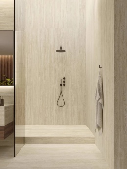 Prysznic z Atlas Plan Travertino Romano Sand Hammered w jasnej, naturalnej łazience.