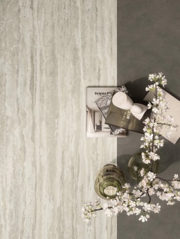 Moodboard z Atlas Plan Travertino Romano Silver Hammered, szarością i naturalnymi dodatkami.