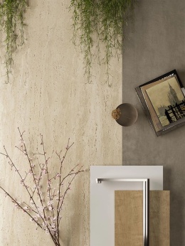 Moodboard z Atlas Plan Travertino Sand Hammered, drewnem, beżem i metalicznym detalem.