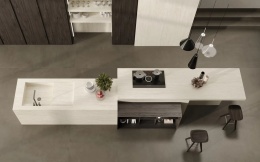 Wyspa kuchenna z Atlas Plan Travertino White Hammered i zintegrowanym zlewem.