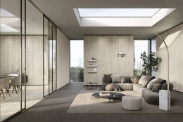 Salon z Atlas Plan Travertino Romano Silver Hammered na ścianach w nowoczesnym wnętrzu.