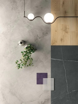 Moodboard z Atlas Plan White Cloud Silk, drewnem, ciemnym kamieniem i zielonym akcentem.