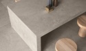 Materia Hyper Silver Natural stół i blat w jasnoszarej mineralnej kolorystyce