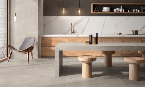 Materia Hyper Silver Natural w nowoczesnej kuchni z wyspą i drewnianą zabudową