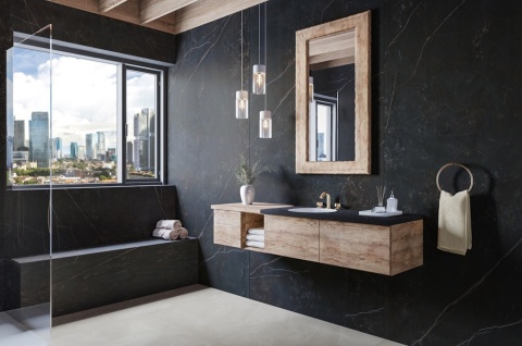 Elegancka łazienka z ciemnymi ścianami wyłożonymi spiekiem Dekton Kelya.