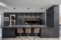 Nowoczesny salon  obłożony płytą Dekton Kelya w matowym wykończeniu.