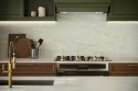Zbliżenie na kuchenny backsplash z Dekton Nara w wykończeniu velvet