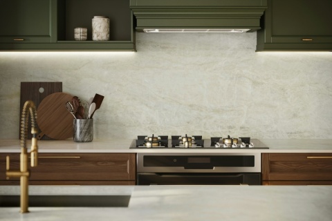 Zbliżenie na kuchenny backsplash z Dekton Nara w wykończeniu velvet