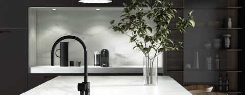 Dekton Rem- białe spieki  kwarcowe przepłatane szarymi żyłamiściany dekoracyjne w kucni