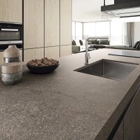 Blat kuchenny Grespania Porfido Brown Natural 20 mm z podwieszanym zlewem w nowoczesnej zabudowie.