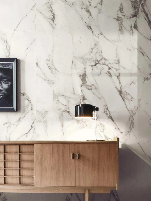 Marazzi Calacatta Extra Lux na dekoracyjnej ścianie jasnego wnętrza