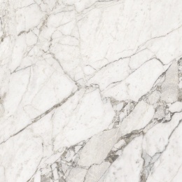 Marazzi Calacatta Extra z kremowobiałą bazą, rozbudowanym szarym użyleniem i połyskiem Lux