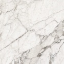 Marazzi Calacatta Extra z kremowobiałą bazą, rozbudowanym szarym użyleniem