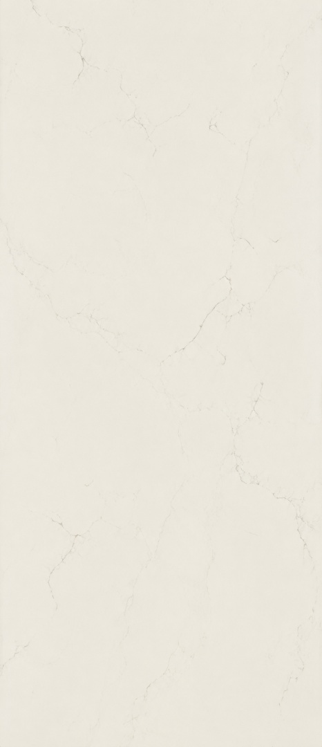 Marazzi Marble Look Altissimo z kremowobiałą bazą, subtelnym szaroniebieskim użyleniem i satynowym wykończeniem