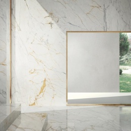 Marazzi Golden White Natural na ścianach, podłodze i stopniach jasnego wnętrza z subtelnymi złotymi detalam