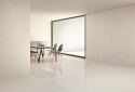 Marazzi Marble Look Altissimo Lux na ścianach i podłodze jasnego, minimalistycznego wnętrza