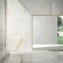 Marazzi Golden White Satin na ścianach, podłodze i stopniach jasnego wnętrza z subtelnymi złotymi detalami