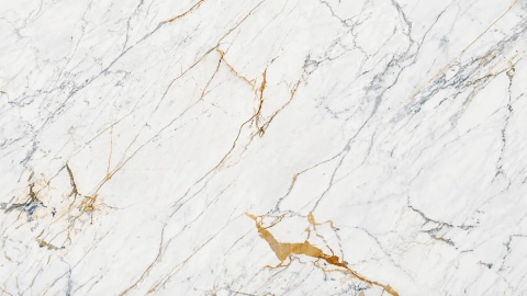 Marazzi Golden White z delikatnym szarym i złotawym użyleniem oraz błyszczącym wykończeniem Lux