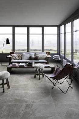 Jasny salon z dużymi oknami i podłogą wykończoną płytkami Marazzi Ardesia Cenere 60 × 120 cm