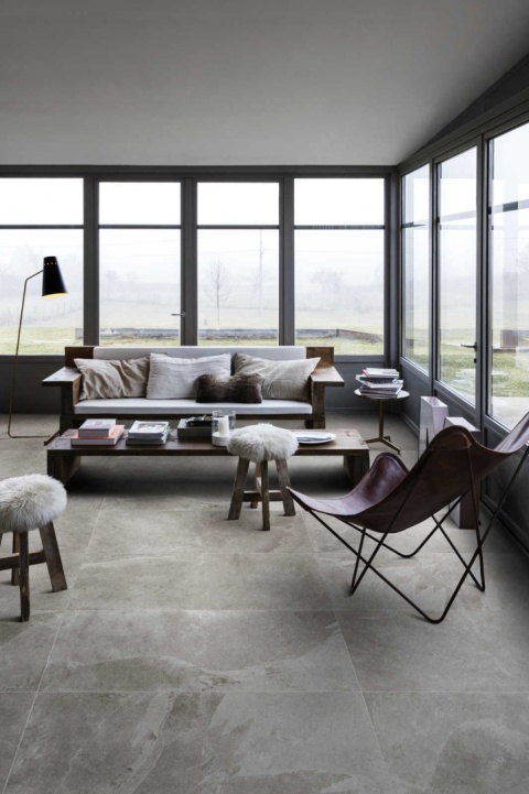Jasny salon z dużymi oknami i podłogą wykończoną płytkami Marazzi Ardesia Cenere 60 × 120 cm