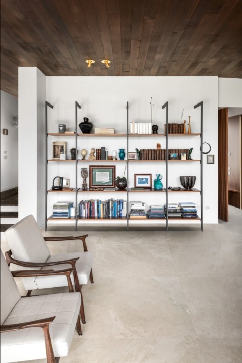 Marazzi Ardesia Bianco 120 × 120 cm na jasnej posadzce w nowoczesnym salonie z drewnianym sufitem
