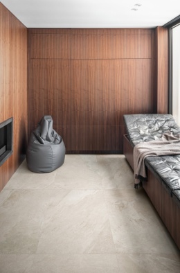 Posadzka Marazzi Ardesia Bianco 60 × 120 cm w nowoczesnym wnętrzu z ciemną drewnianą zabudową