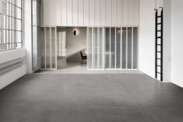 Wielkoformatowa posadzka Marazzi Cementum Lead w minimalistycznym wnętrzu
